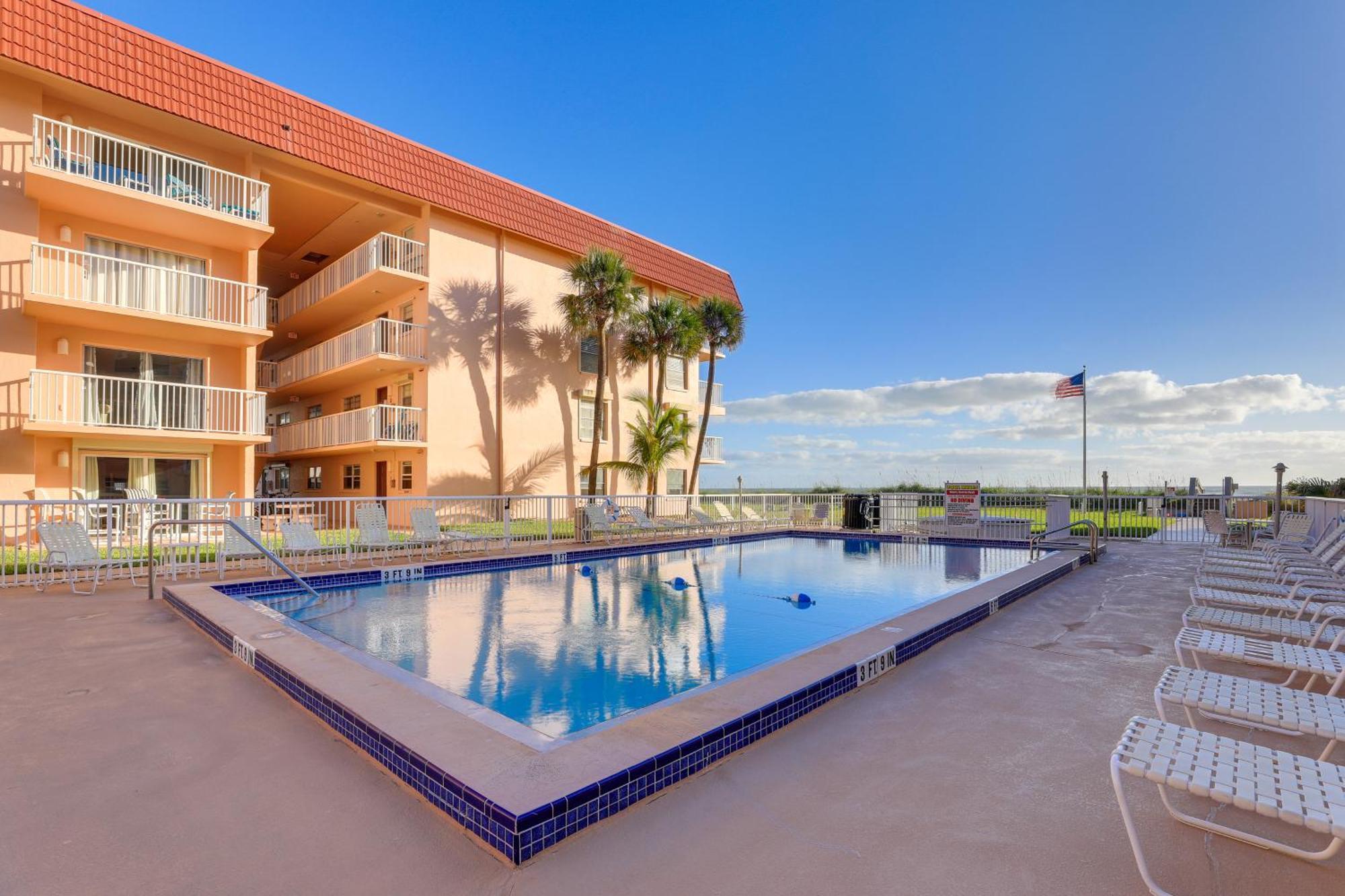 Central Cocoa Beach Condo With View, Steps To Beach! 外观 照片