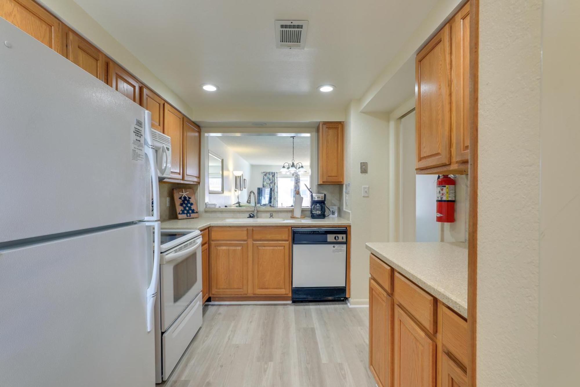 Central Cocoa Beach Condo With View, Steps To Beach! 外观 照片