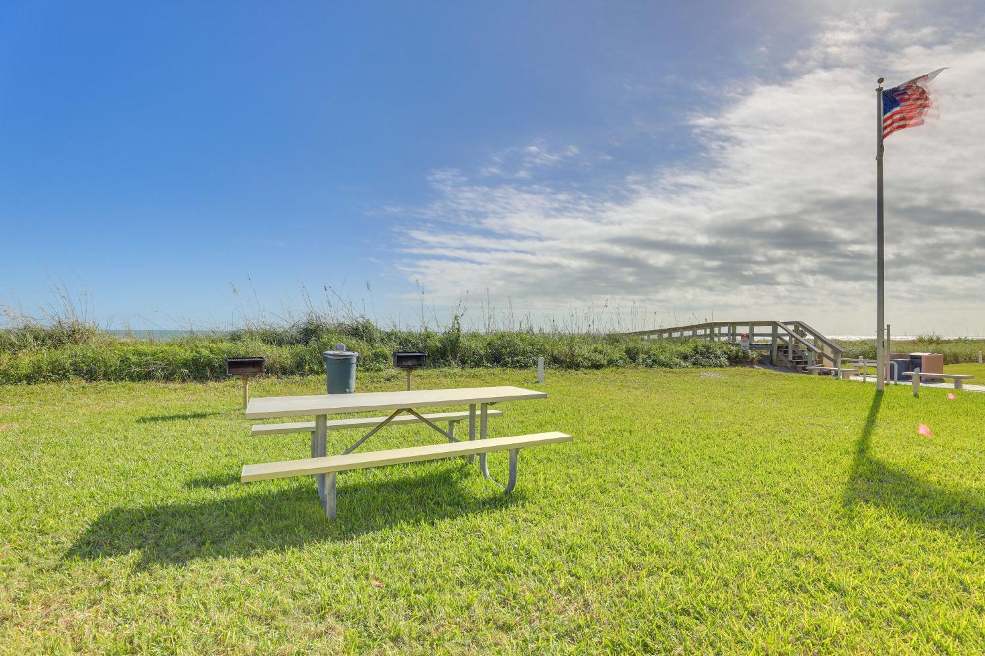 Central Cocoa Beach Condo With View, Steps To Beach! 外观 照片