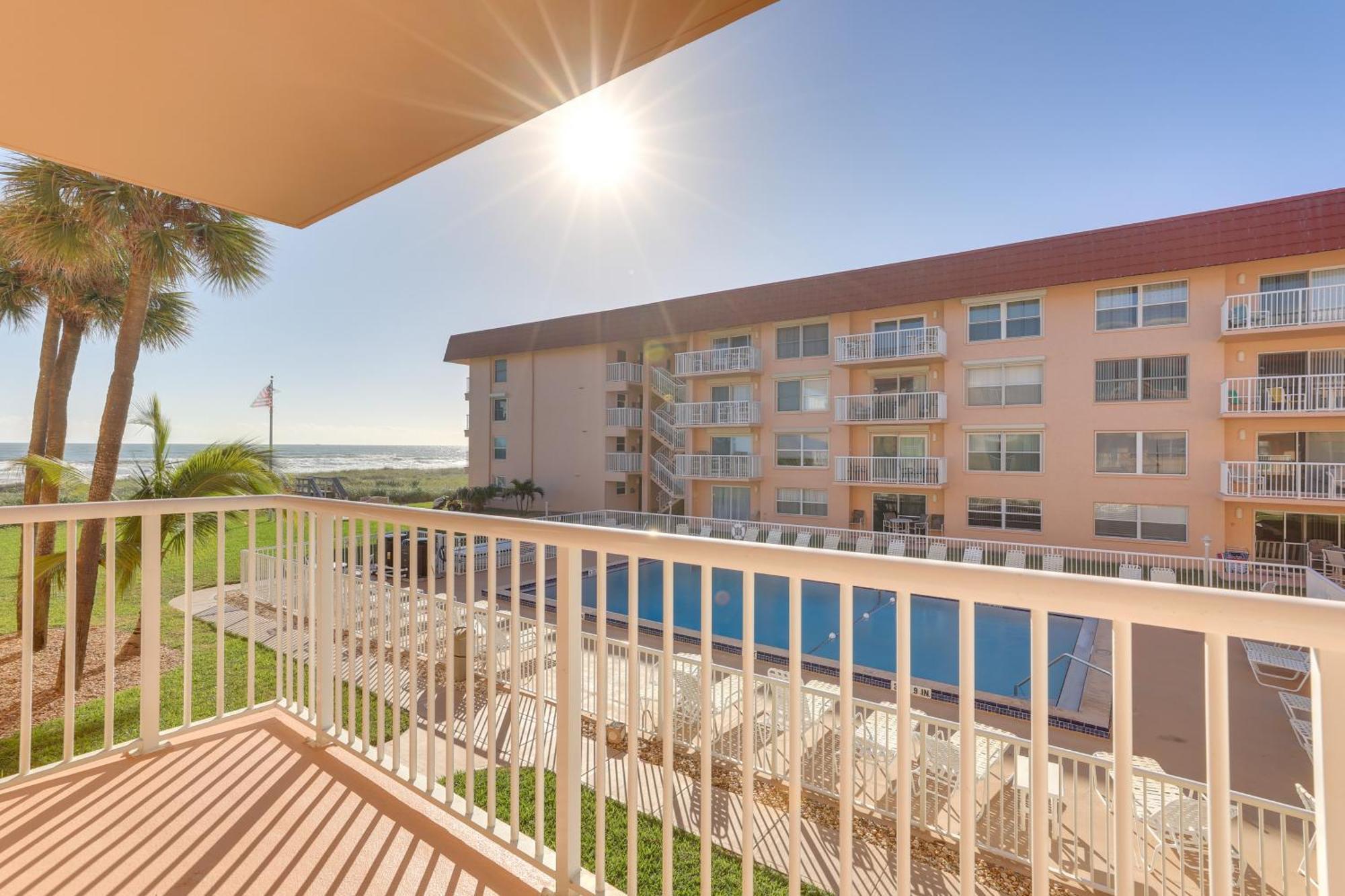 Central Cocoa Beach Condo With View, Steps To Beach! 外观 照片